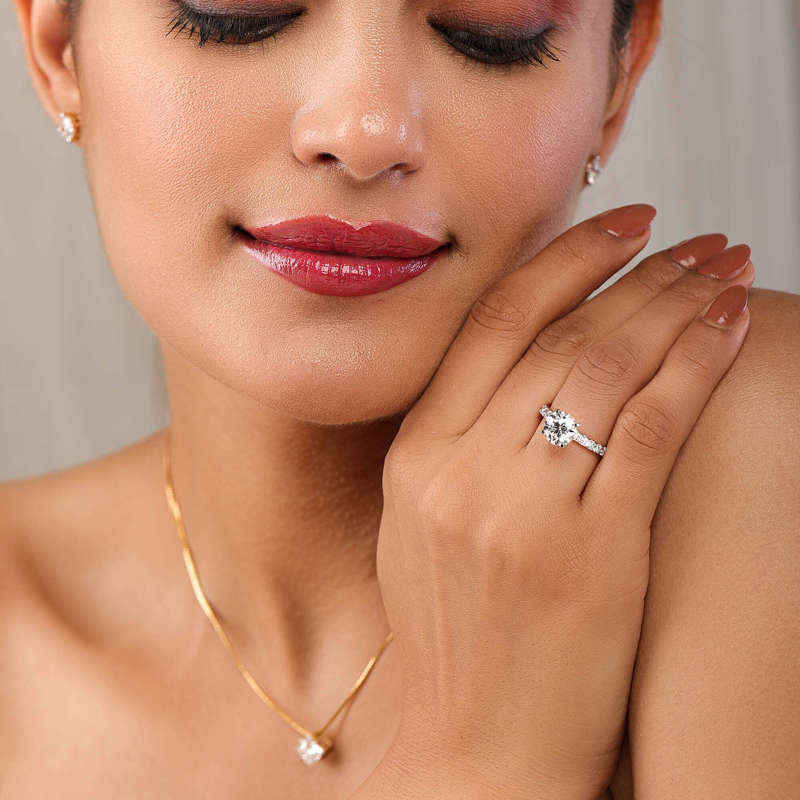 Luxe Shared Prong Side Stone Ring